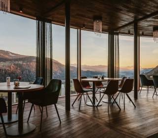 Hotelhalle im Resort Bergkristall mit Panoramablick