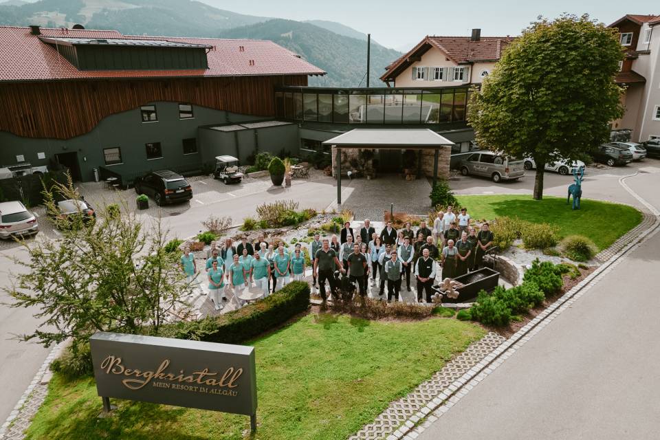 Mitarbeiter vor Hotel Bergkristall in Oberstaufen