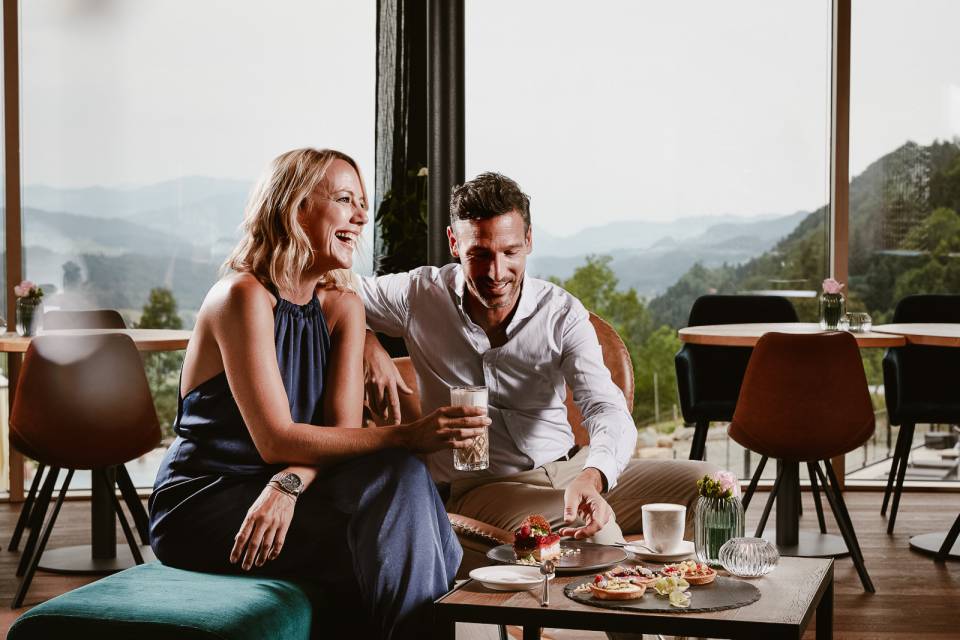 Paar bei Kaffee und Kuchen im Restaurant des Resort Bergkristall