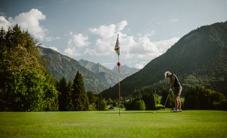 Mann spielt Golf in Oberstdorf