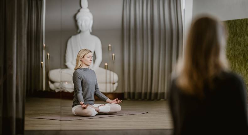 Frau bei Yoga in Meditationshaltung
