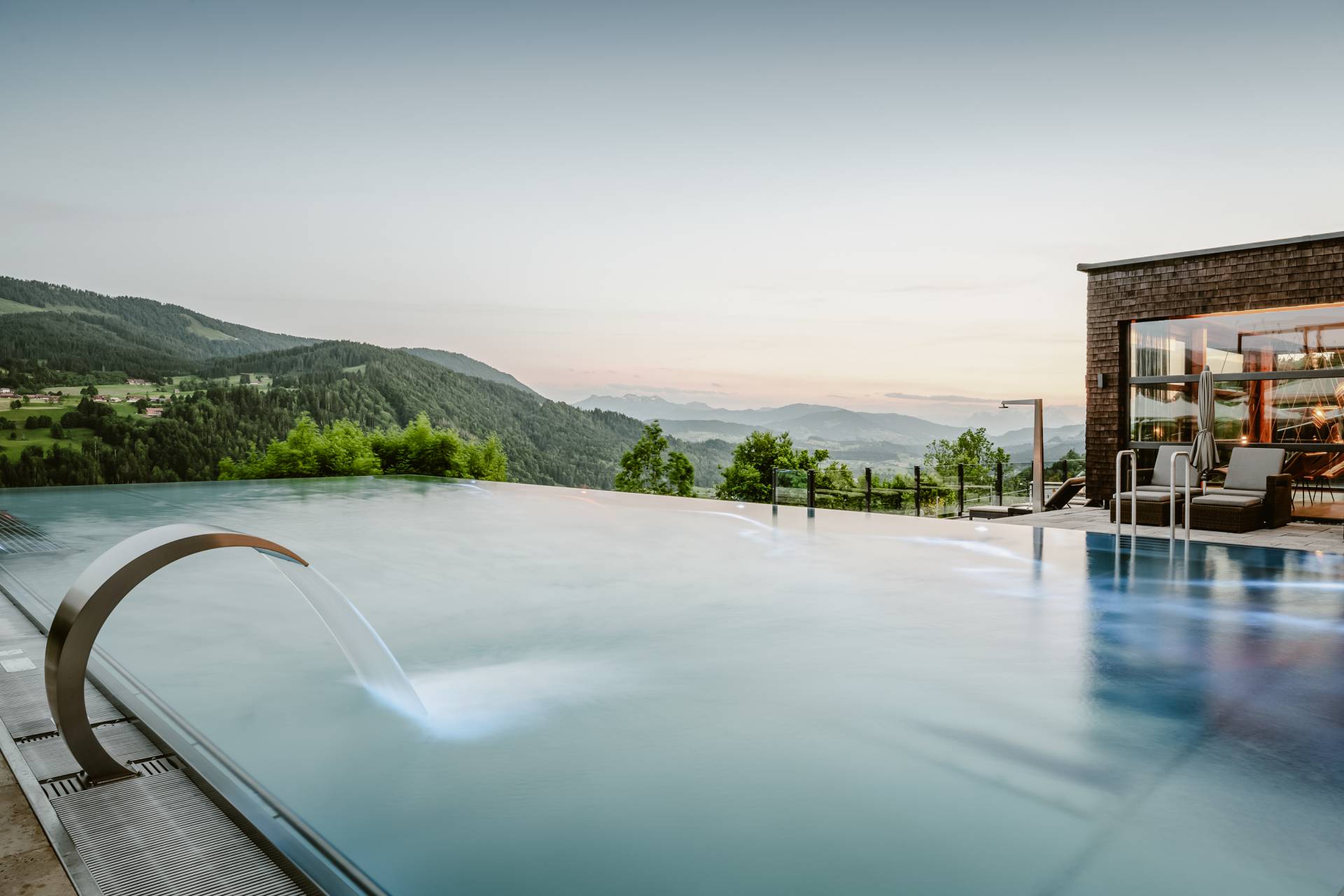 Außenansicht Infinitypool des Wellnesshotel Bergkristall im Allgäu 