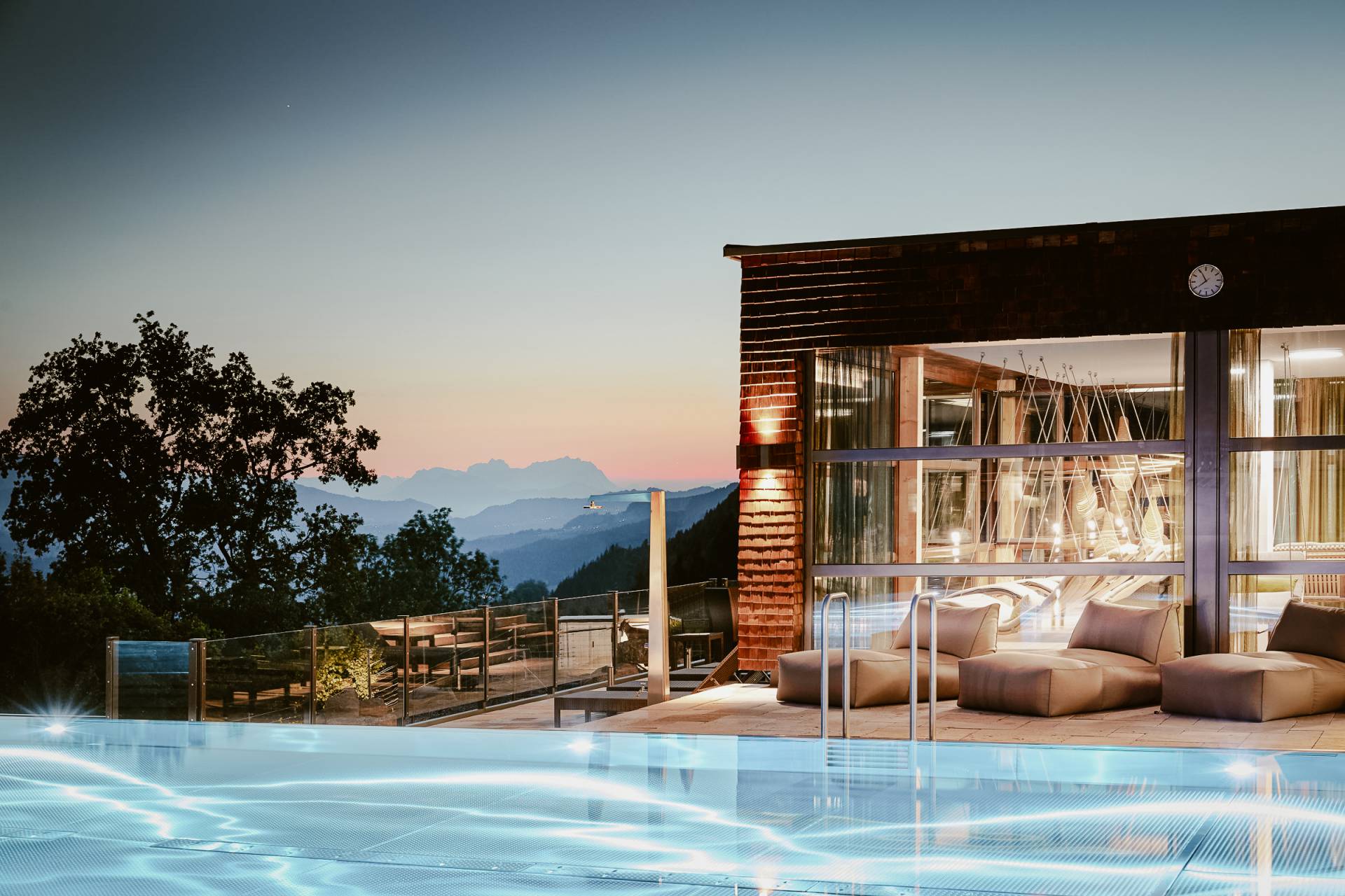 Infinitypool bei Nacht des Wellnesshotel Bergkristall im Allgäu 