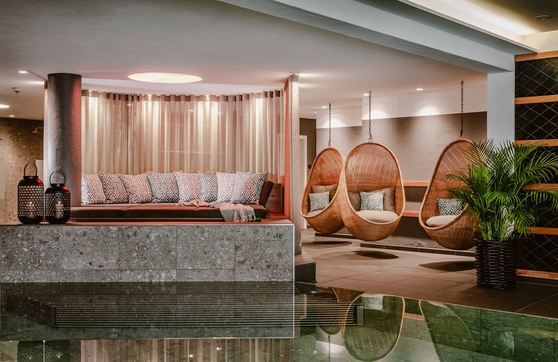 Innenpool mit Kuschelnische im Wellnesshotel Bergkristall