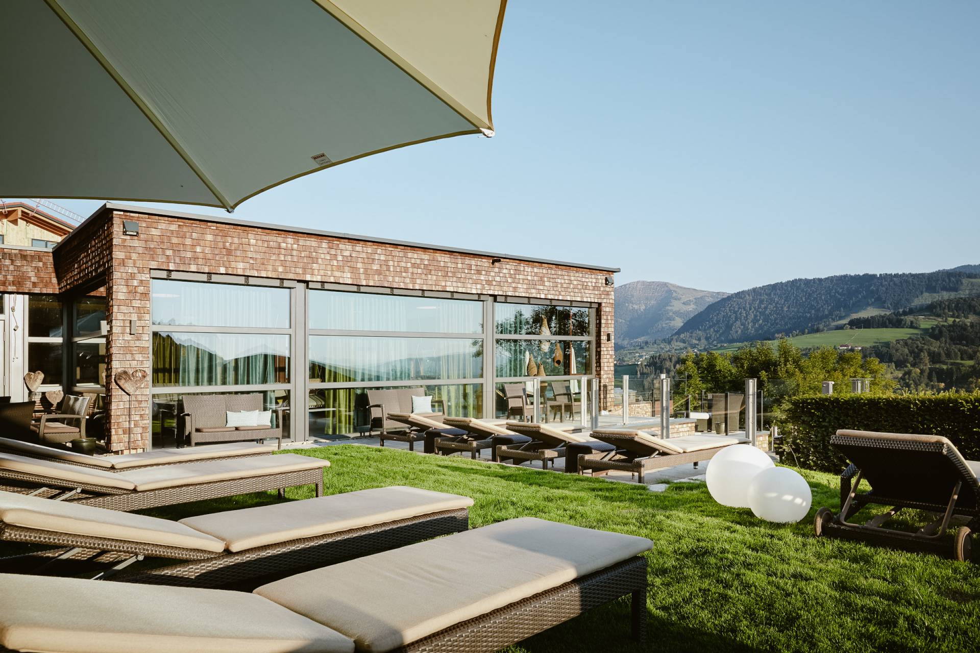 Liegewiese des hotels Bergkirstall