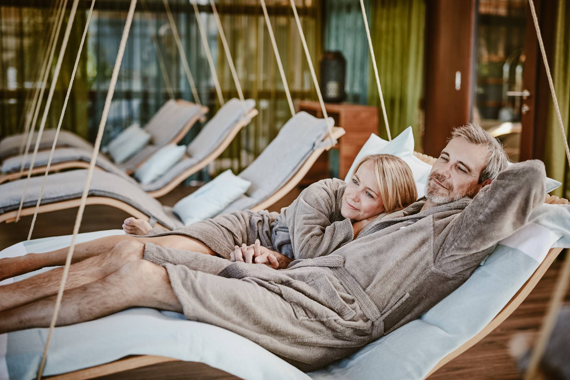 Paar ruhend auf Hängeliege