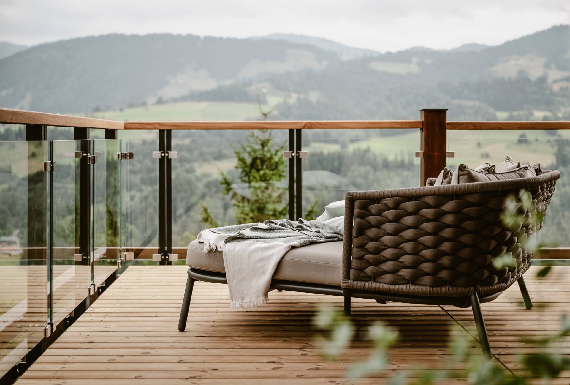 Liege auf Terrasse mit Blick auf die Allgäuer Nagelfluhkette