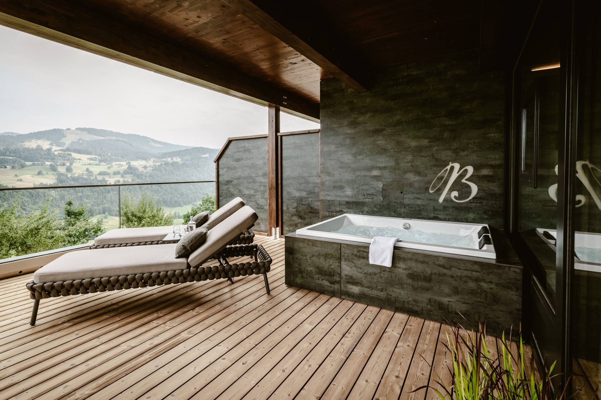 Whirlwanne auf Terrasse in SPA Suite