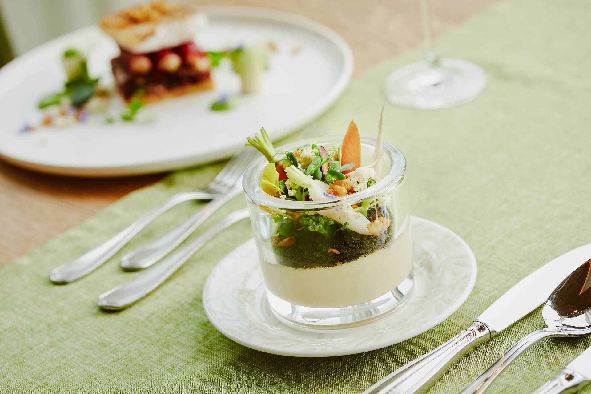 Hochwertiges Gericht mit Wein