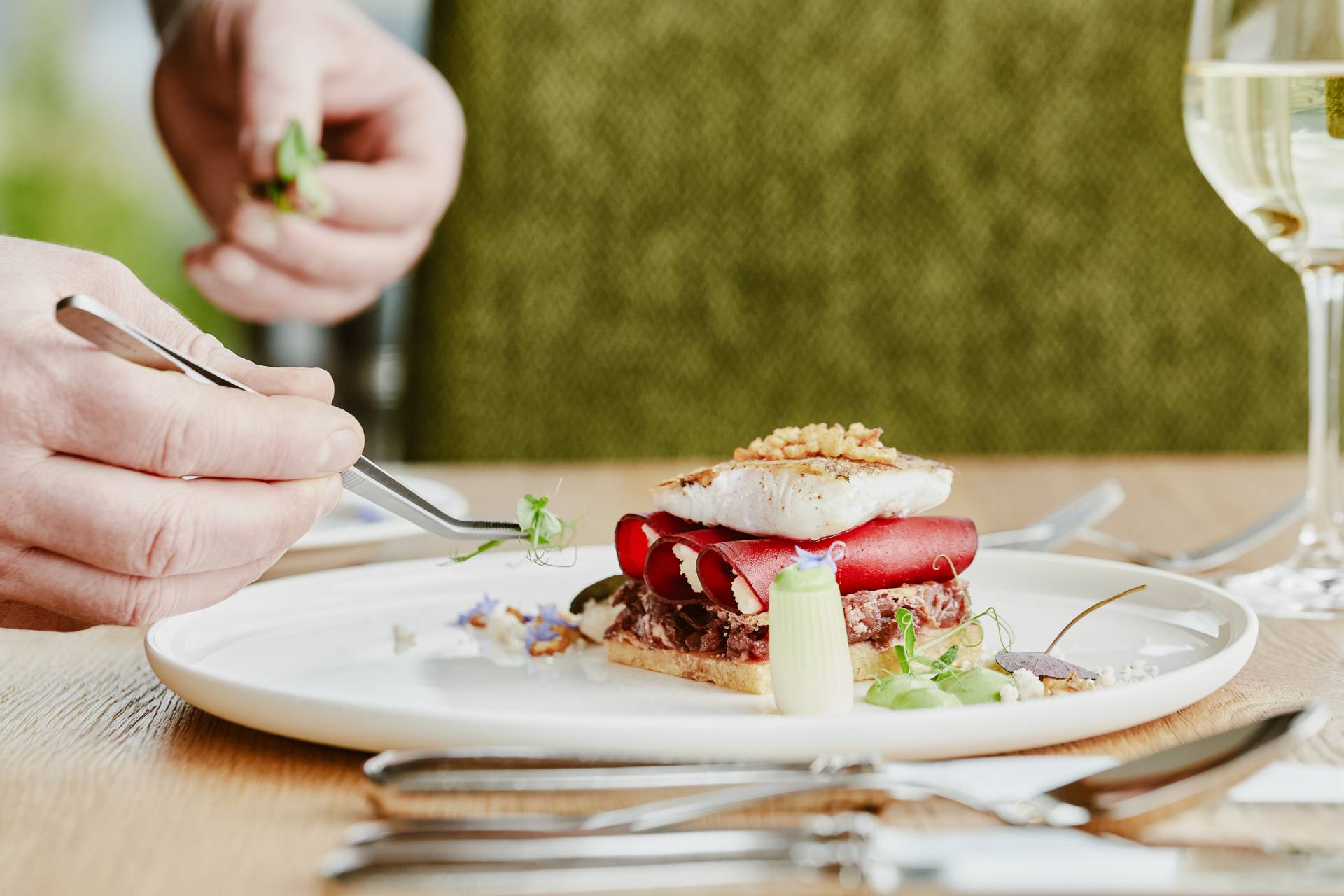 Koch richtet feinstes Essen an