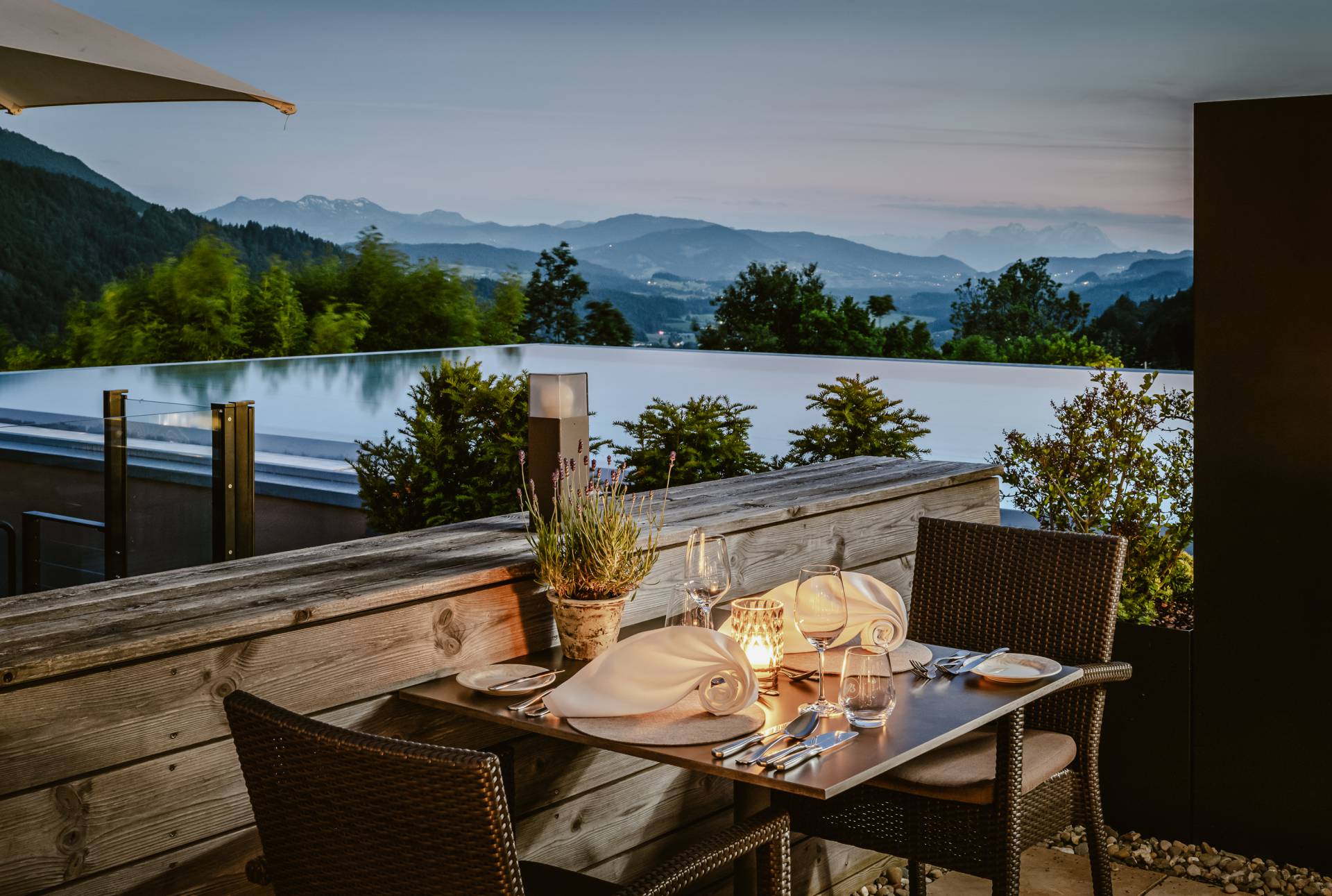 Hotelterrasse am Abend mit Blick Richtung Schweiz