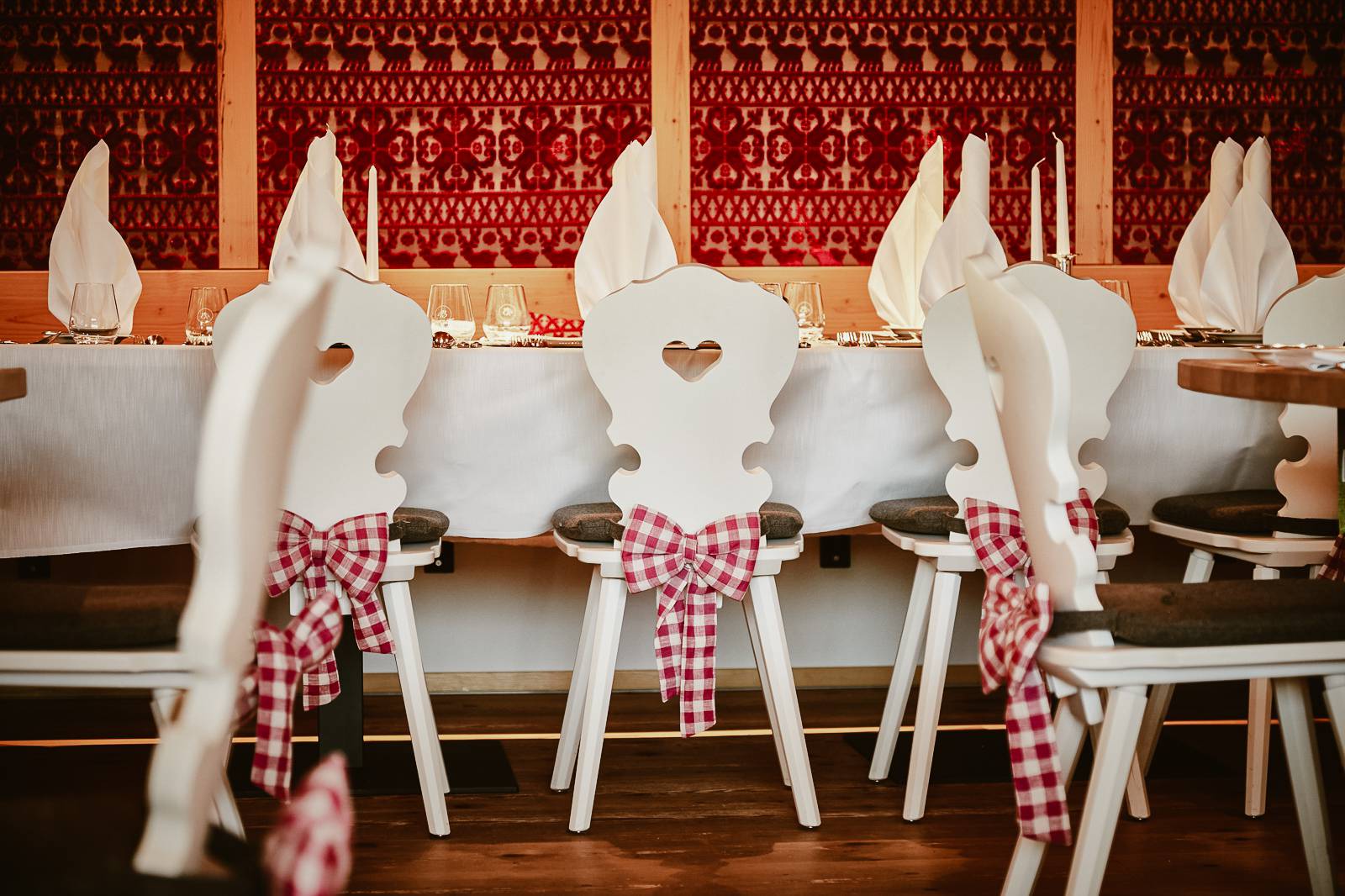 Gedeckter Tisch in Restaurant Stube im Resort Bergkristall