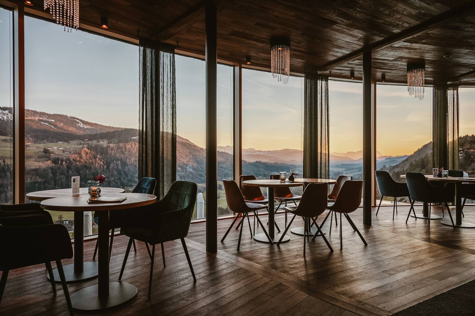 Hotelhalle mit Blick auf die Nagelfluhkette