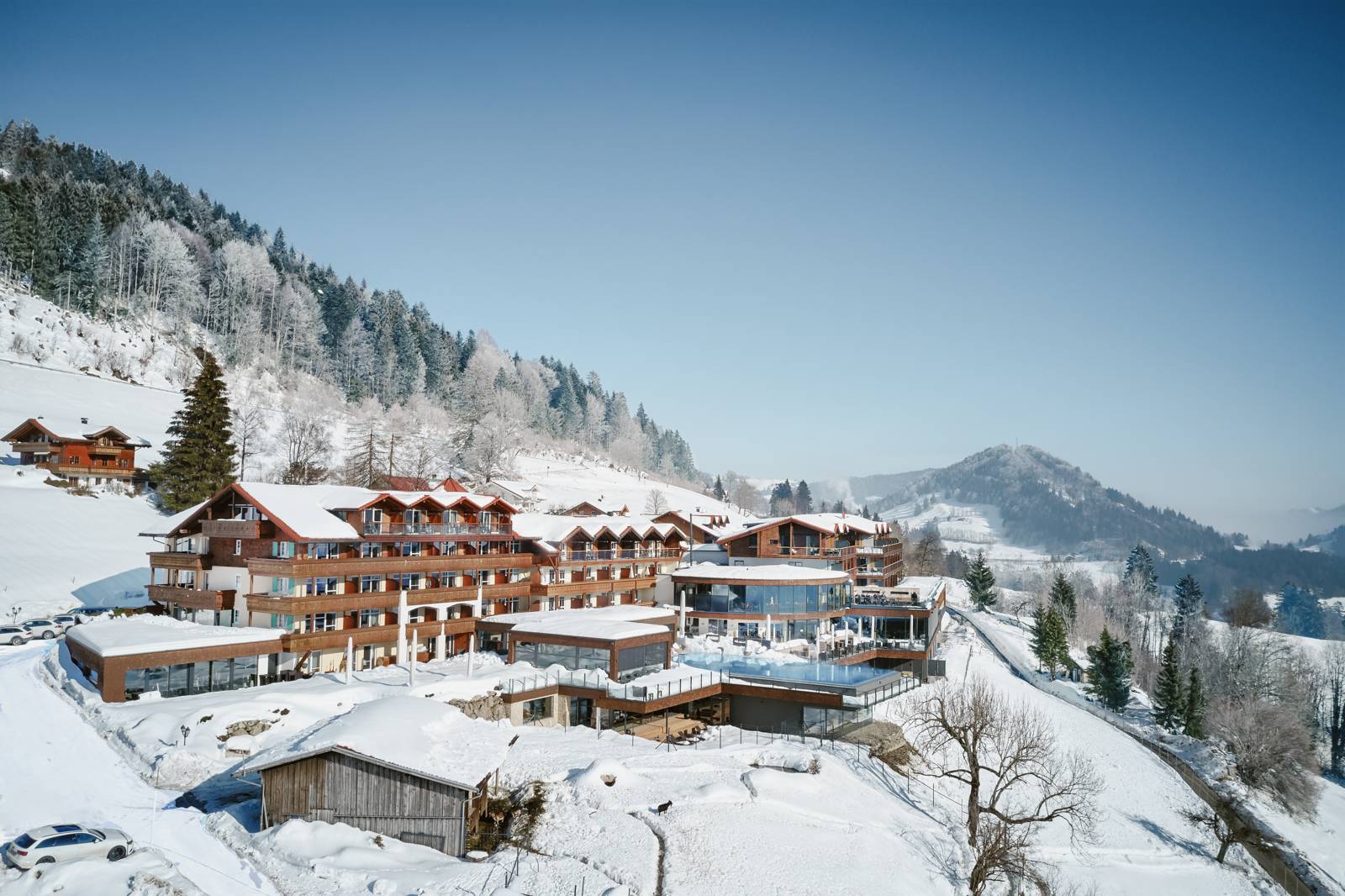 Außenansicht Resort Bergkristall im Winter
