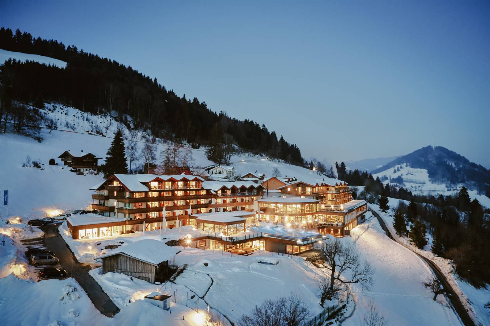 Außenansicht Resort Bergkristall im Winter bei Nacht