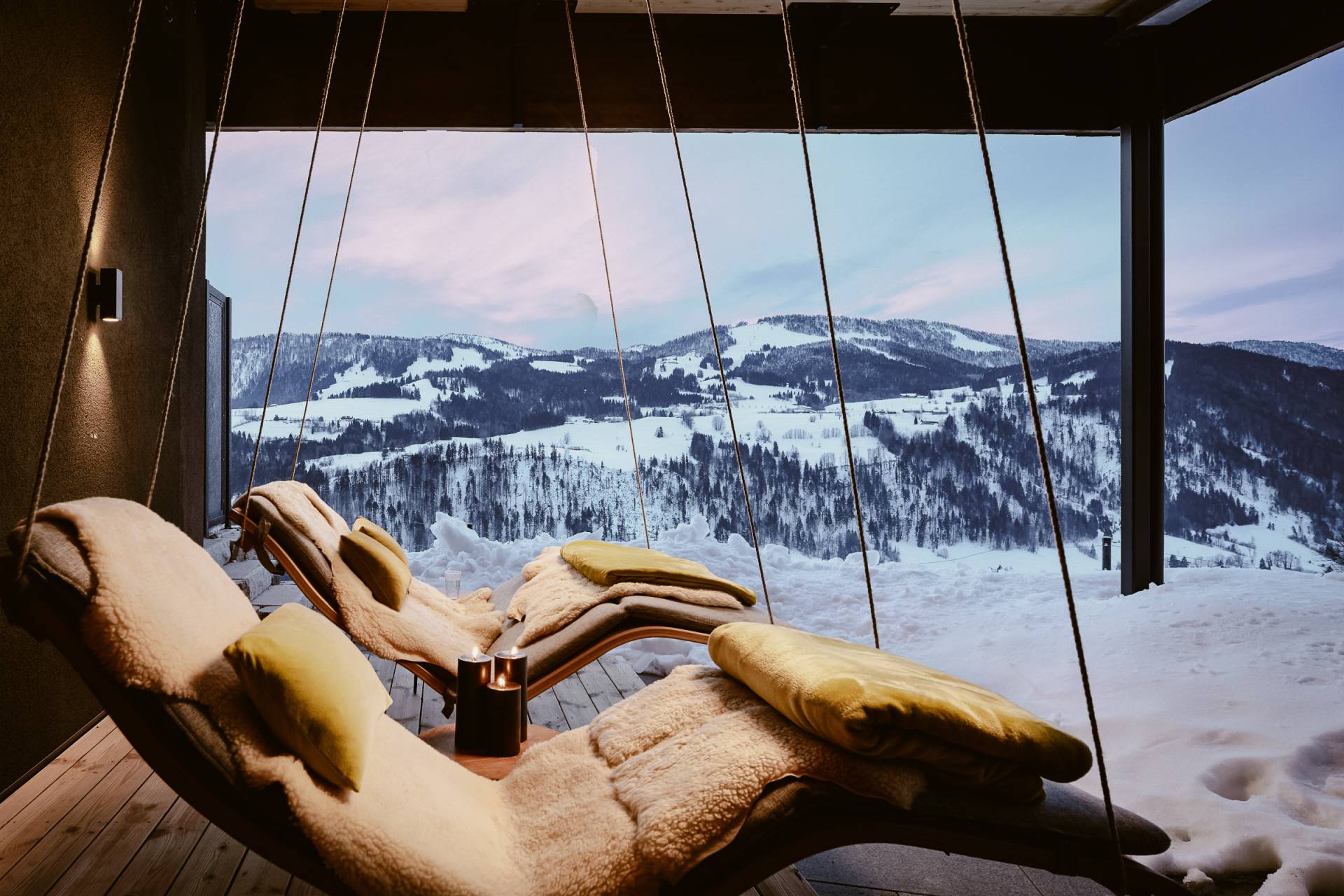 Hängeliegen mit Blick auf die Nagelfluhkette im Winter