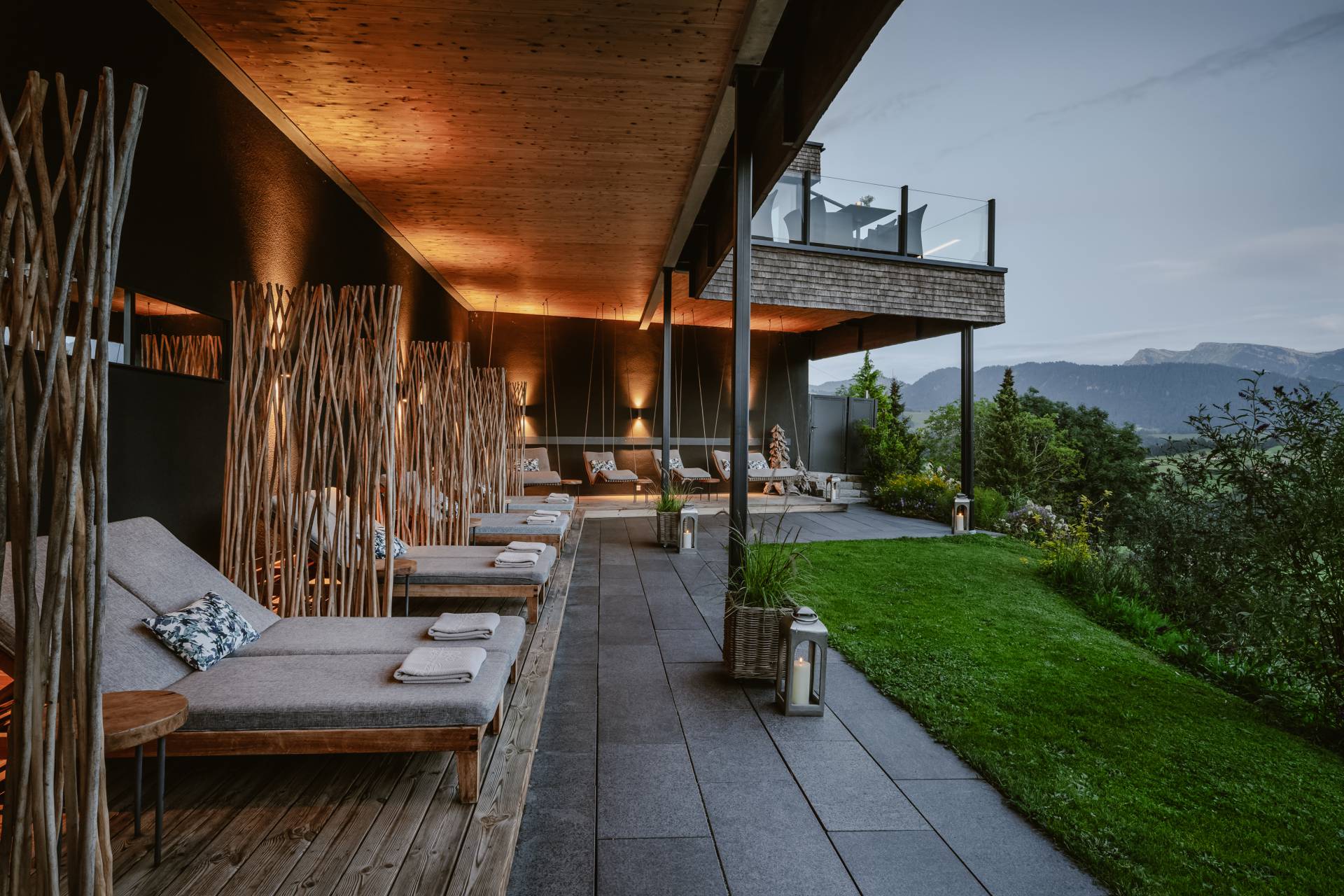 Liegen mit Blick auf die Nagelfluhkette