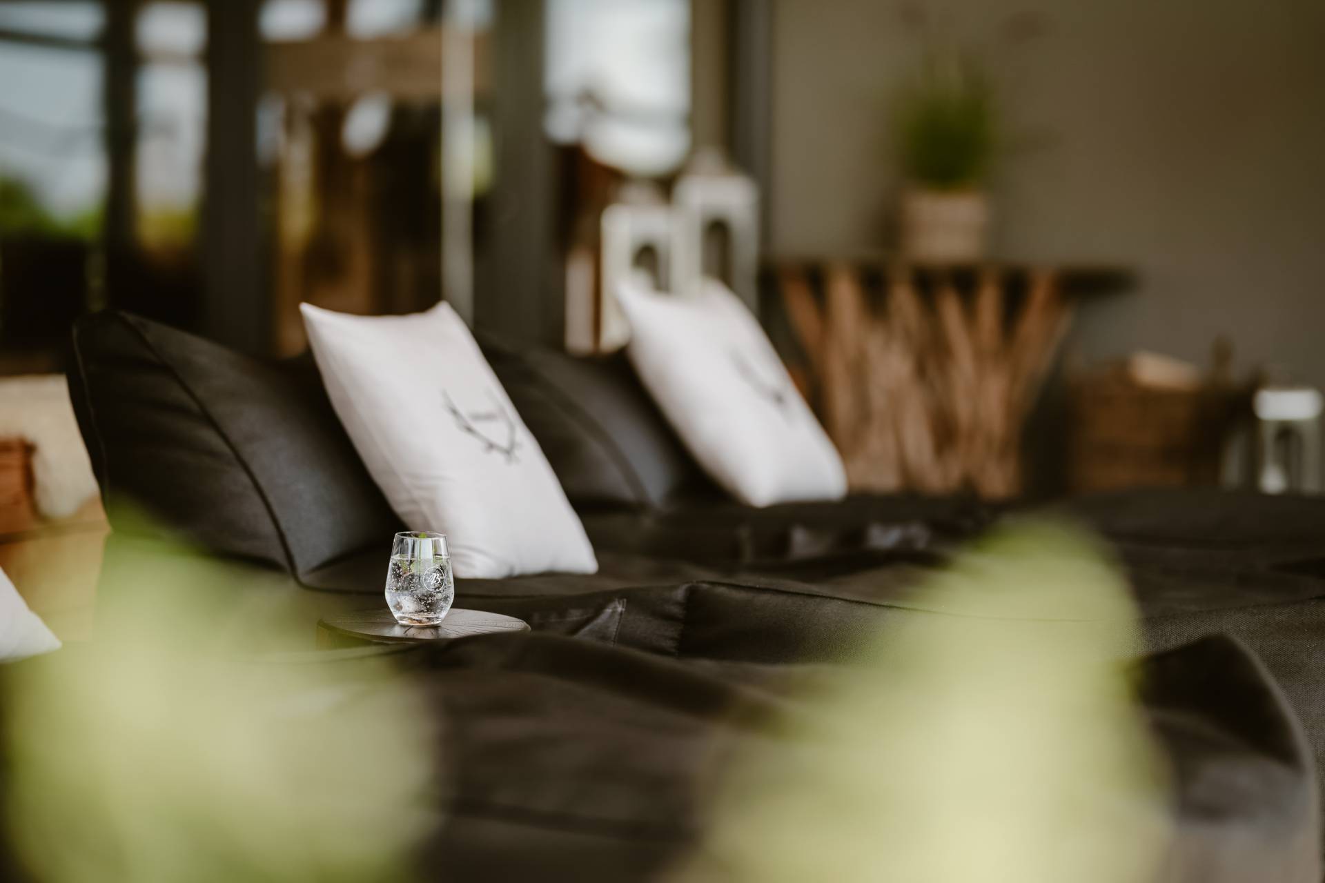 Liegen im Außenbereich der Saunalandschaft Nagelfluh