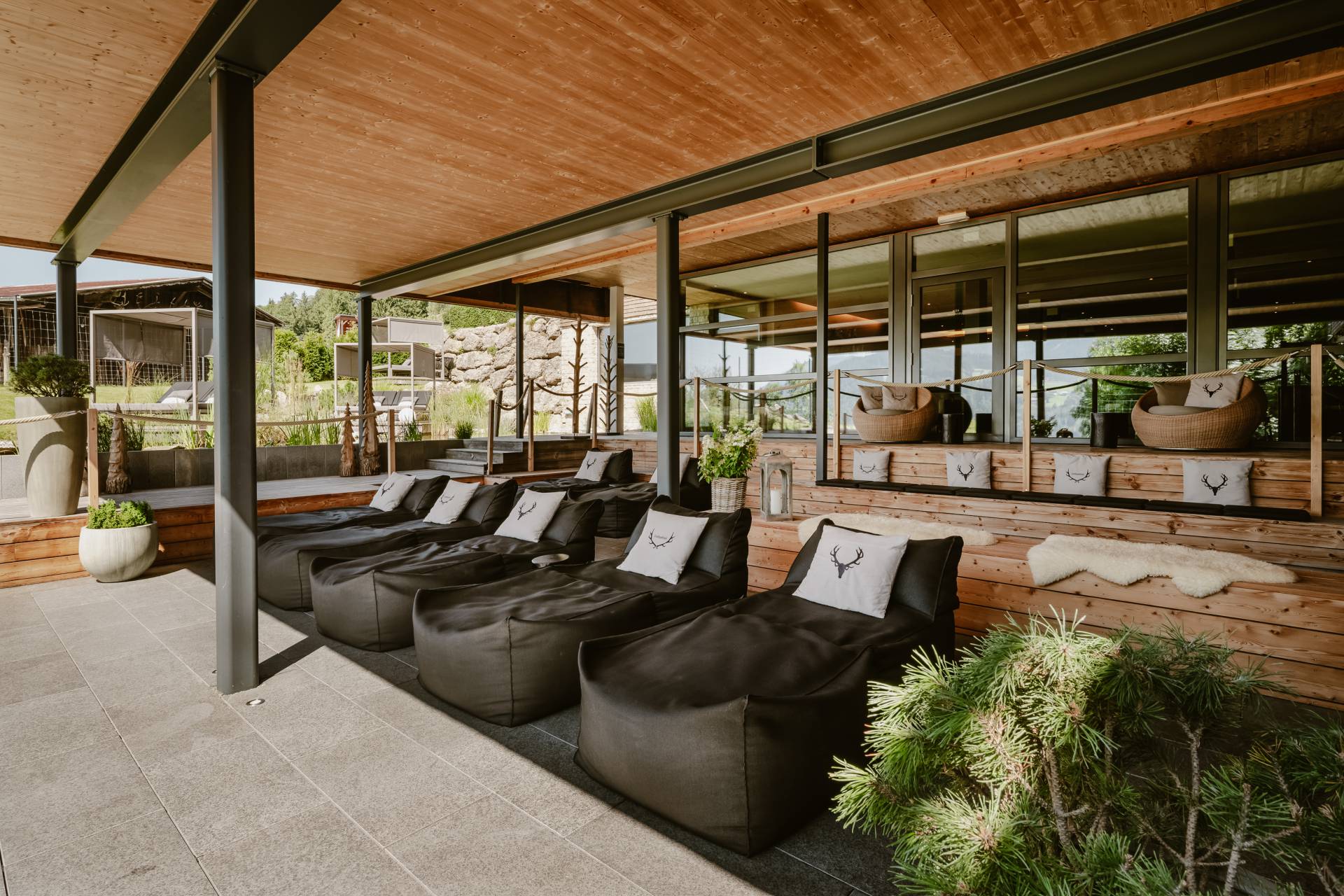 Außenbereich der Saunalandschaft Nagelfluh im Resort Bergkristall