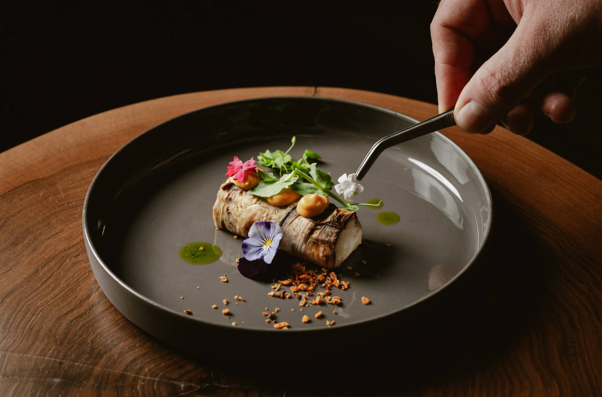 Koch richtet feinstes Essen an