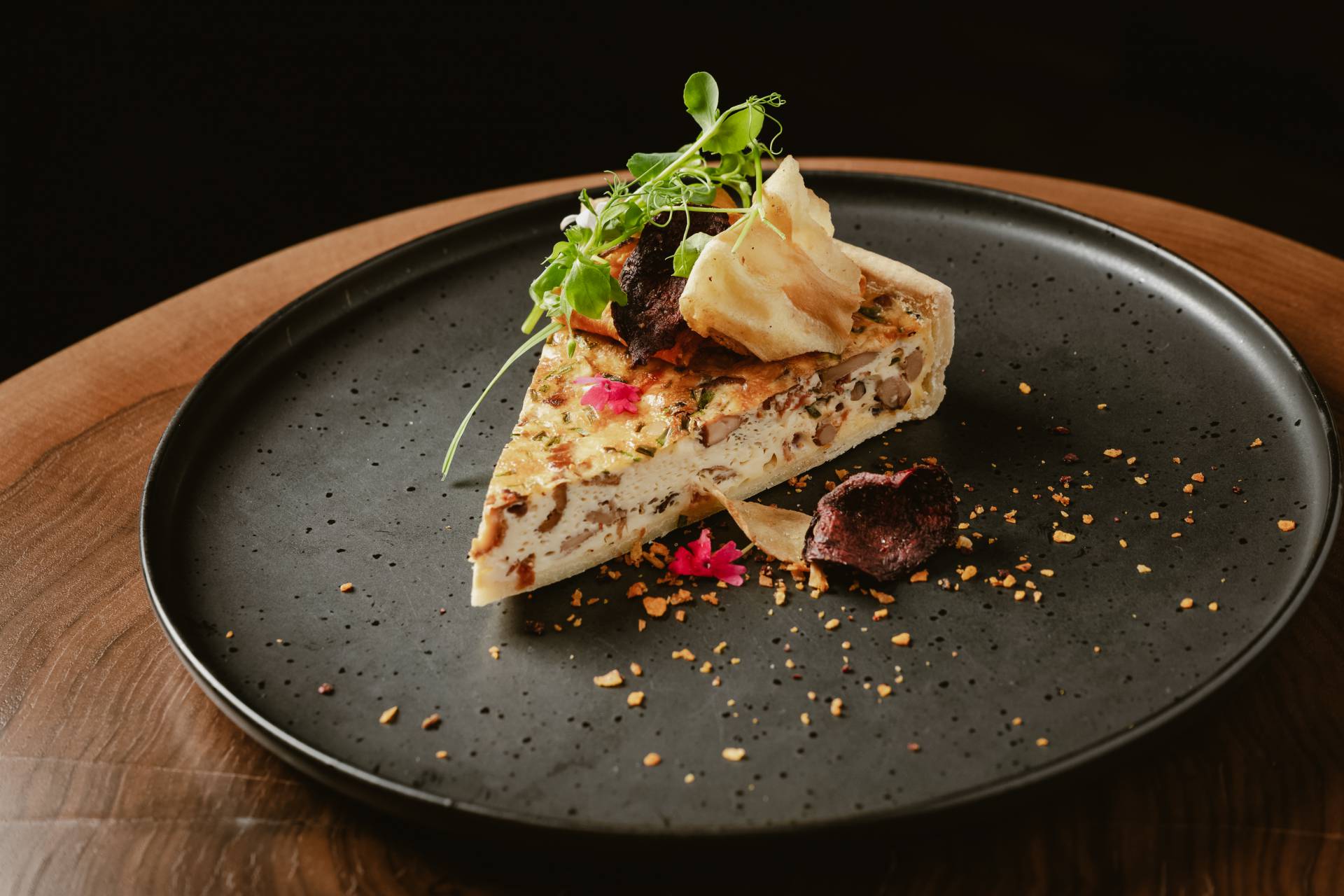 Feinschmecker-Tarte auf Teller angerichtet