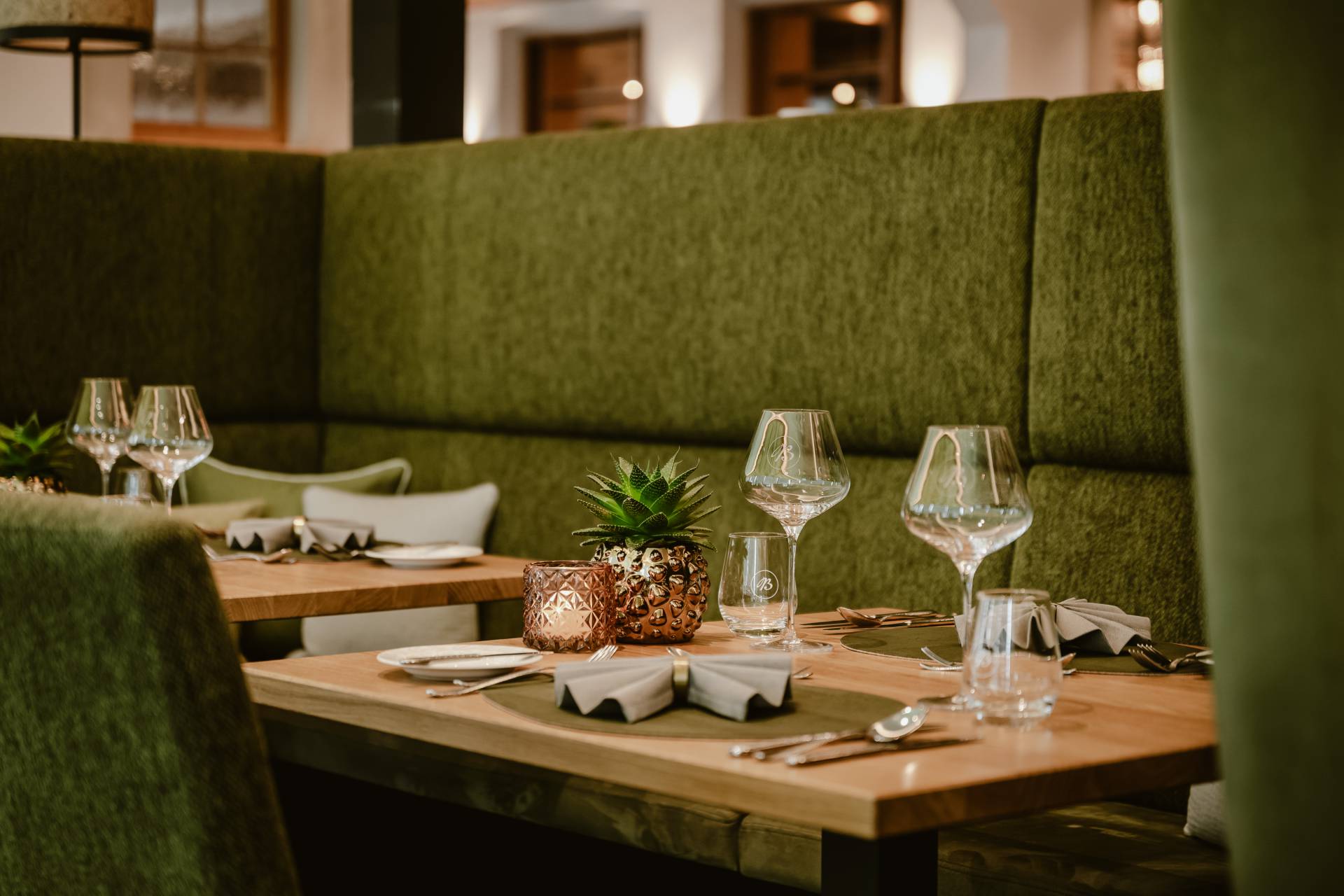 Eingedeckter Tisch in Sitznische des Panoramarestaurants im Resort Bergkristall