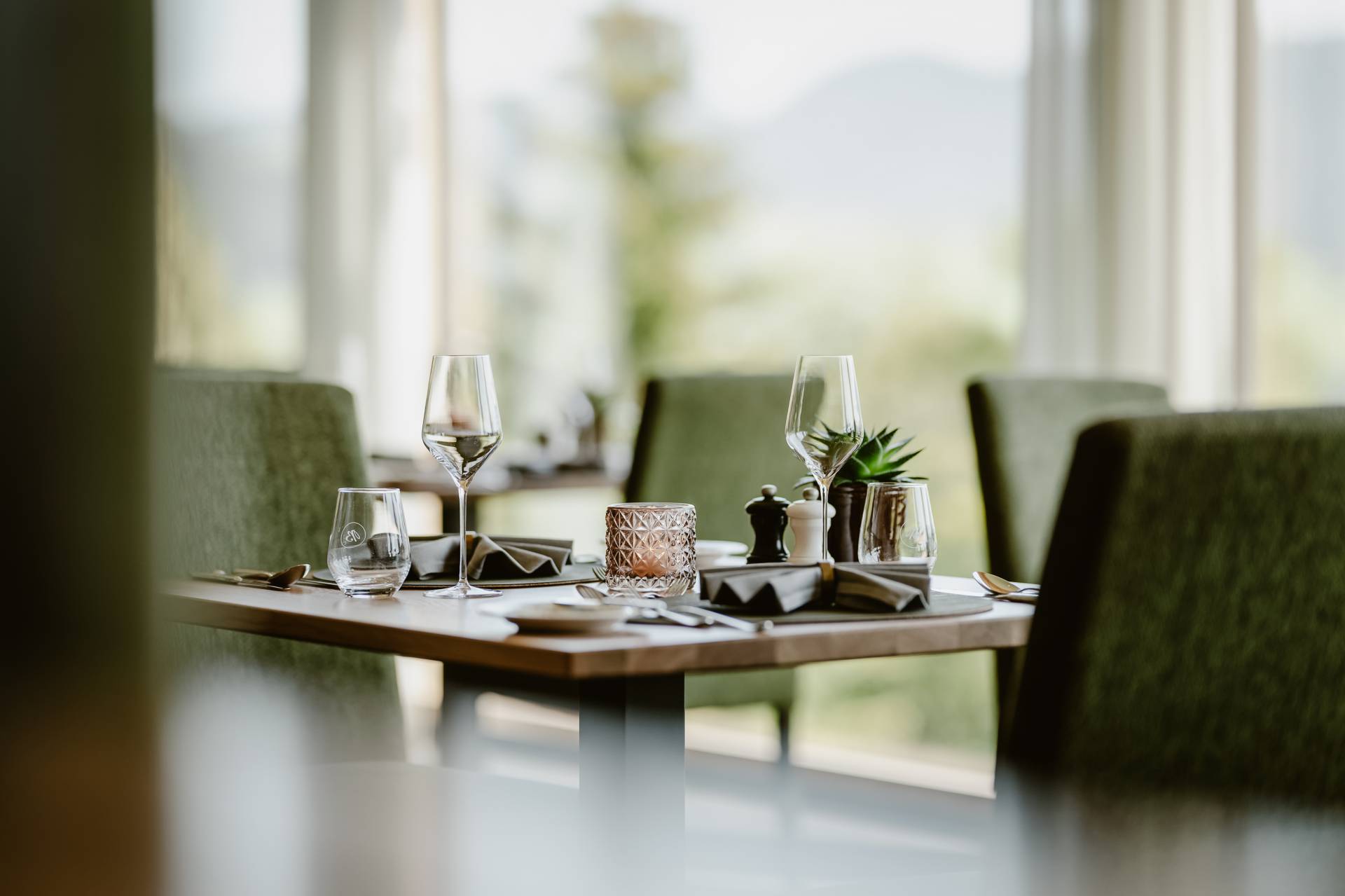 Eingedeckter Tisch im Panoramarestaurnt mit Weingläsern