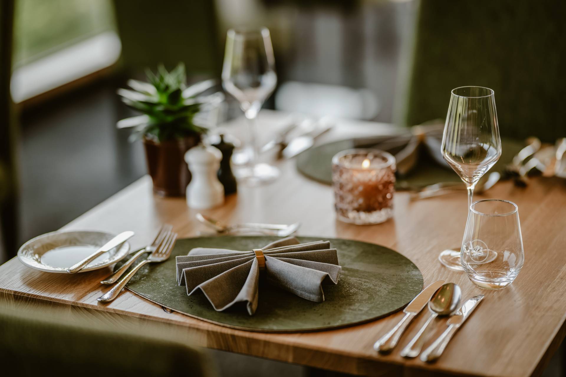 Gedeckter Tisch im Panoramarestaurant im Detail