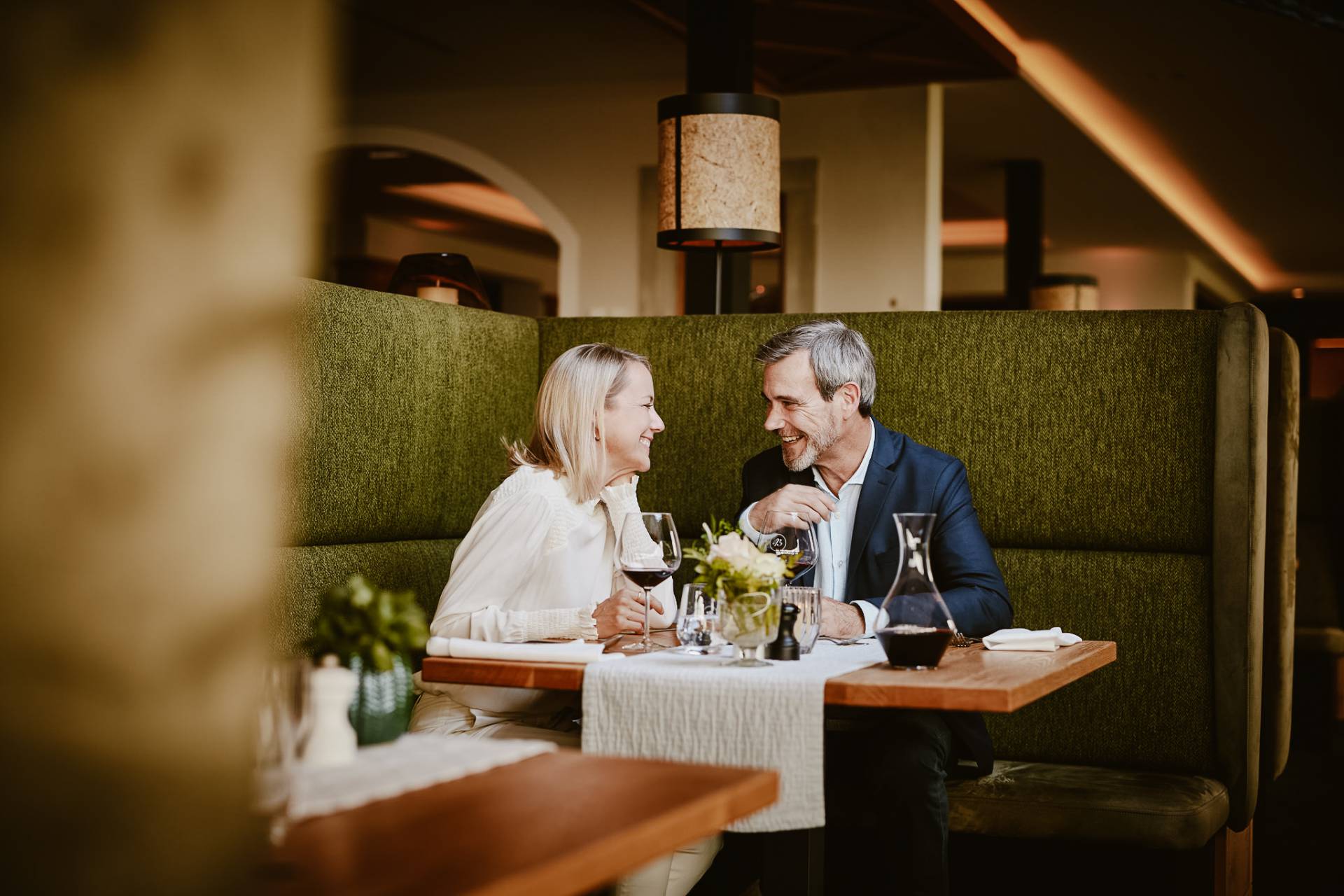 Paar im Gespräch im Restaurant