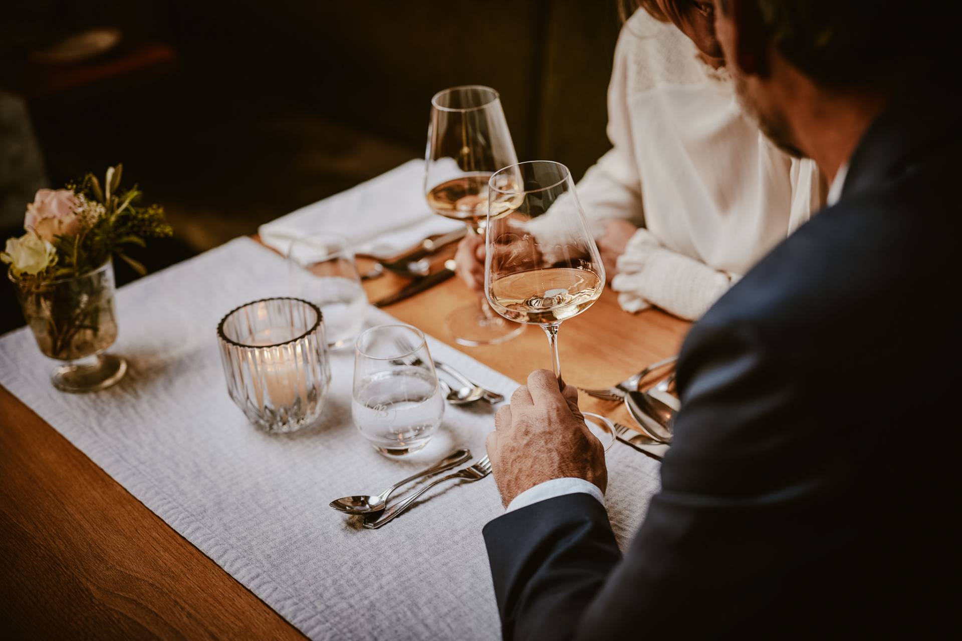 Paar beim Weintrinken im Restaurant