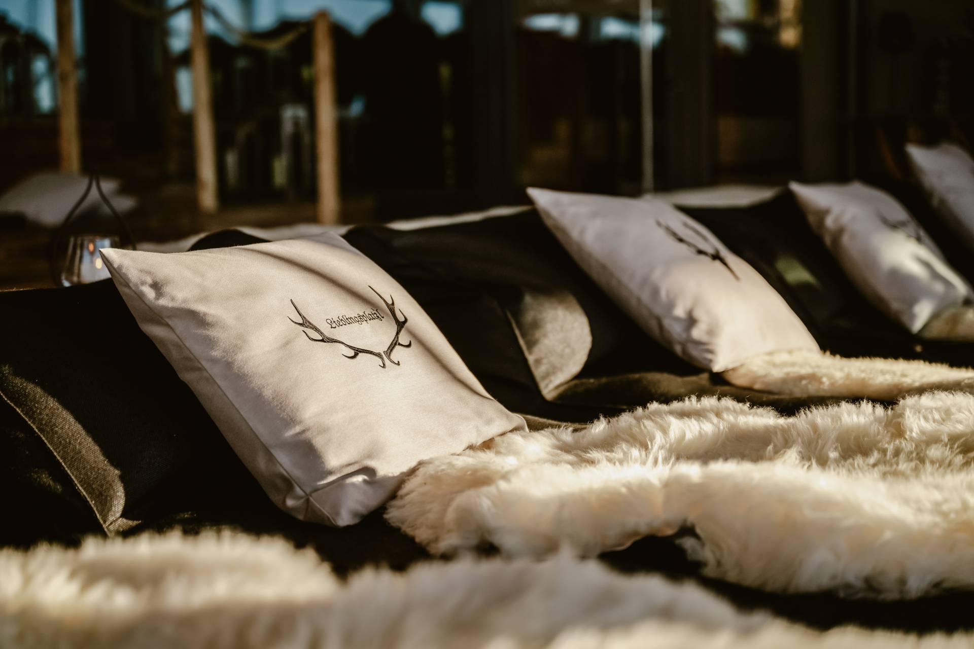 Liegen mit Fellen im Winter