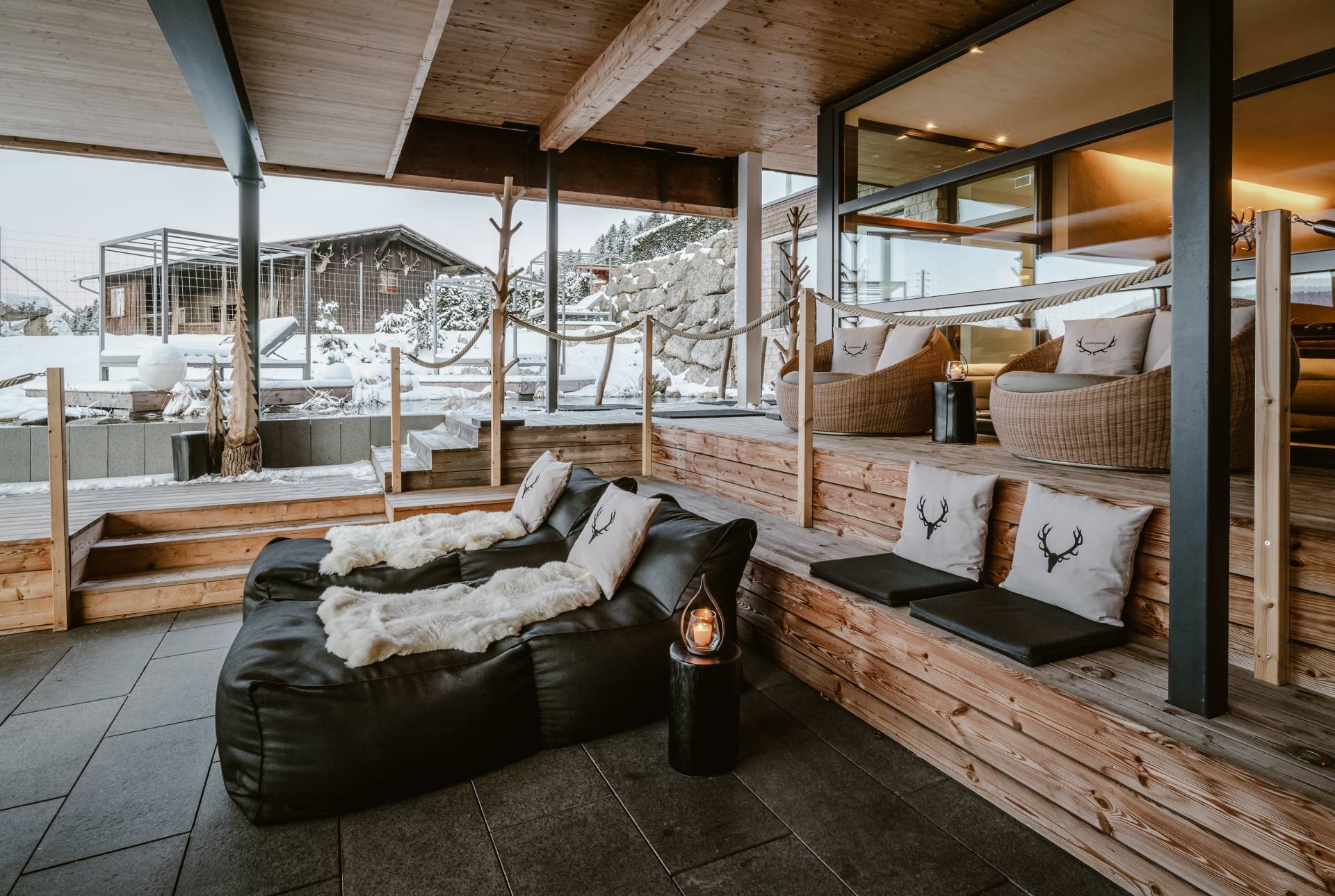 Außenbereich der Saunalandschaft "Nagelfluh" im Winter