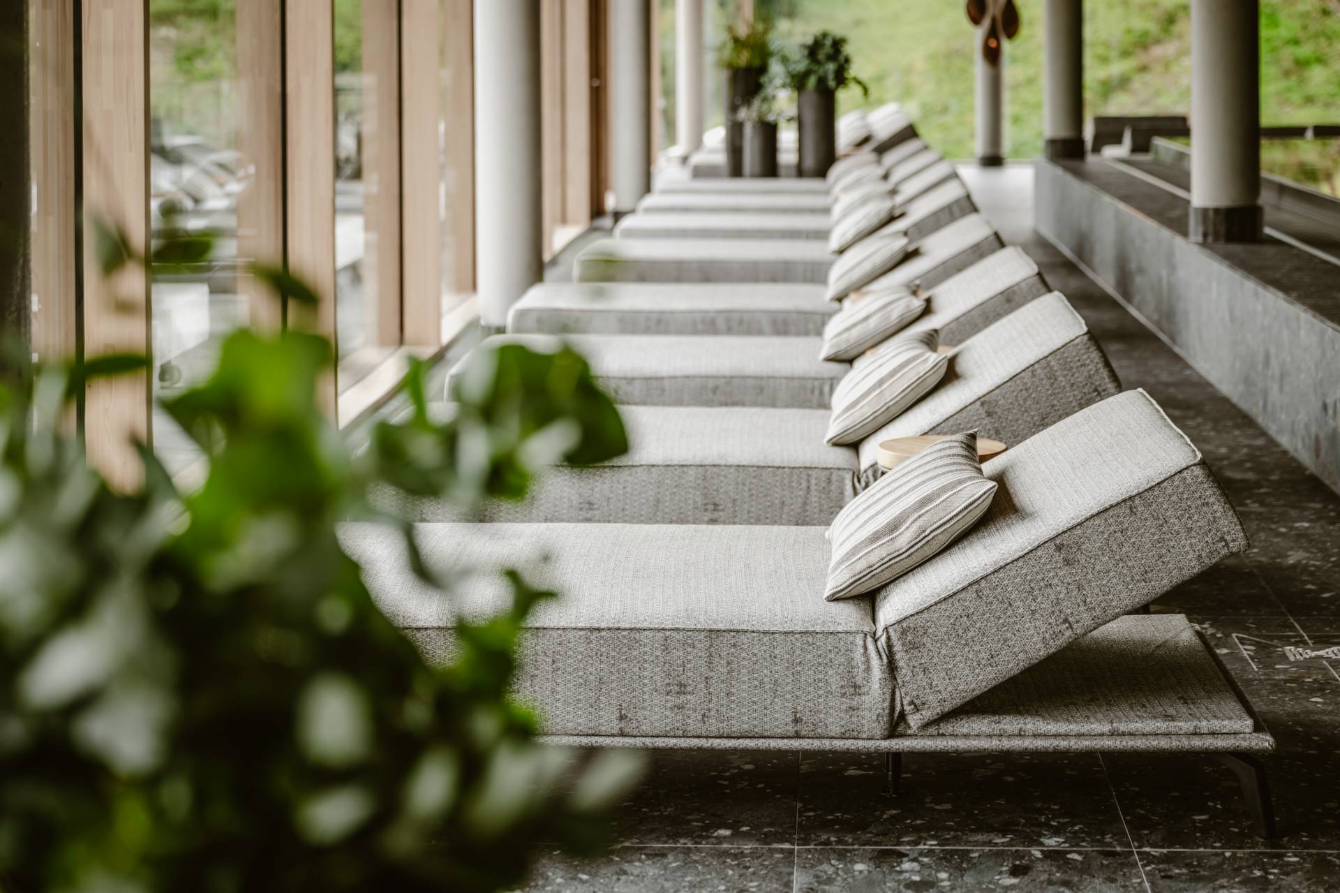 Bequeme Liegen im Innenpool-Bereich