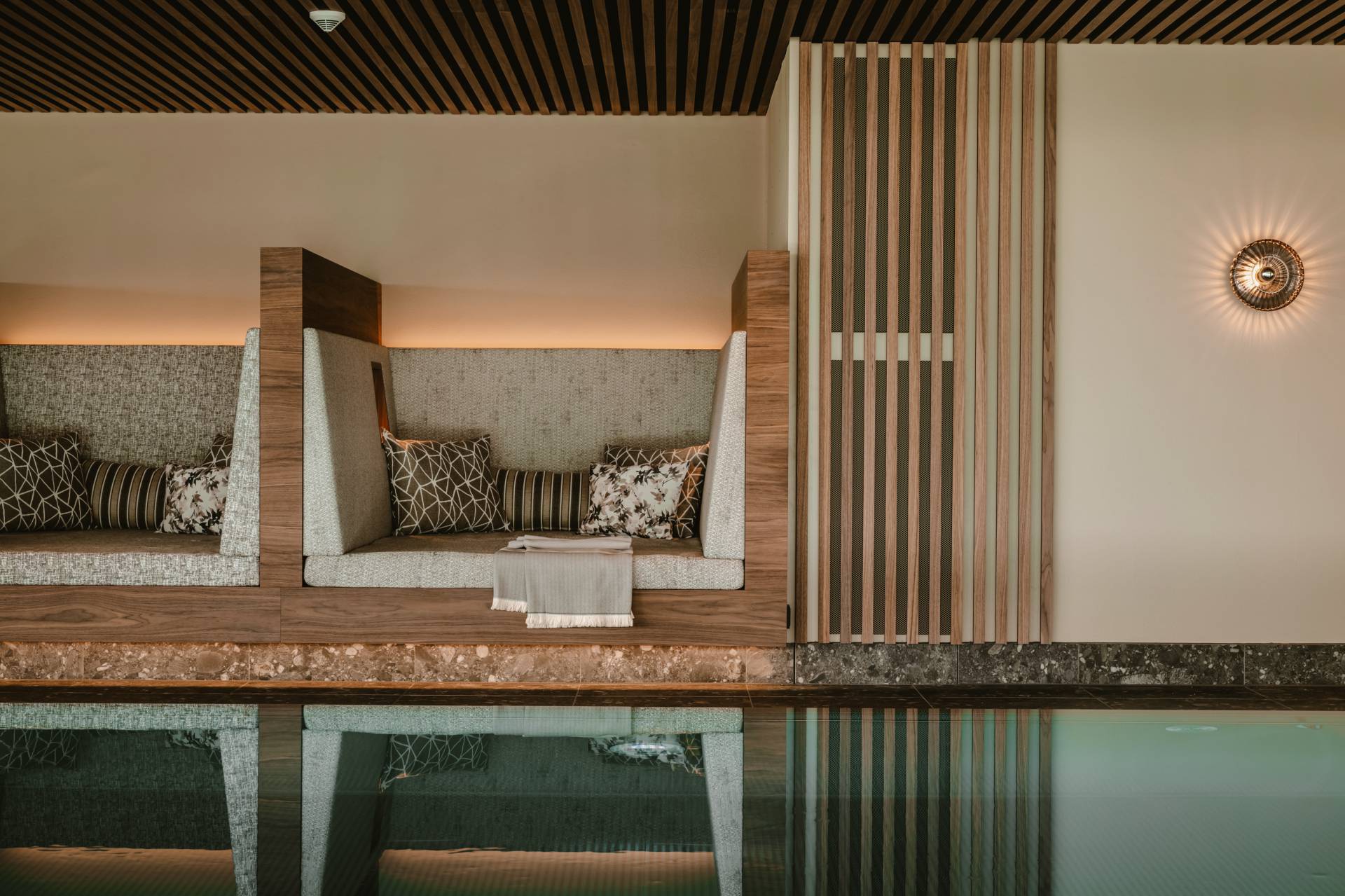 Kuschelnische beim Sport-Innenpool im Wellnesshotel Bergkristall