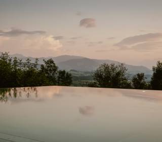 Infinitypool mit Blick auf die Nagelfluhkette bei Dämmerung