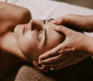 Frau erhält eine Kopfmassage