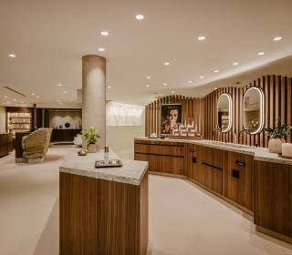 Kristall Spa Concept Store mit Mitarbeiterin