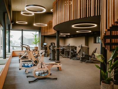 Zweistöckiges Fitness Studio | Kraftplätze