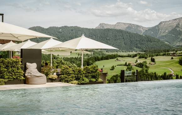 Infinitypool im Sommer mit Sonnenschirm