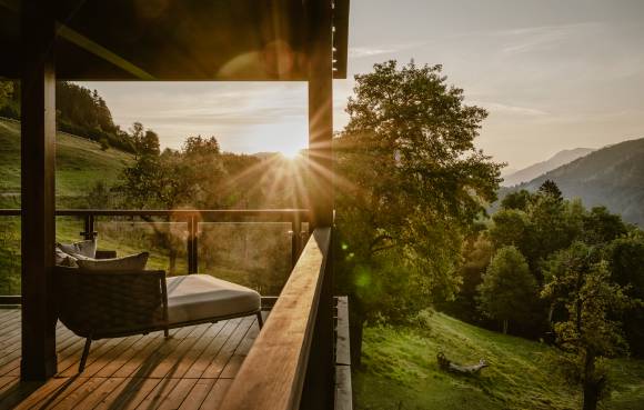 Doppelliege auf Balkon des Wellnesshotels Bergkristall bei Sonnenaufgang