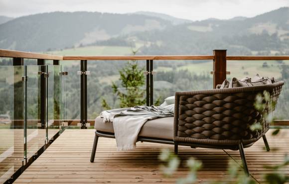 Wellnessliege auf Balkon mit kuscheliger Decke