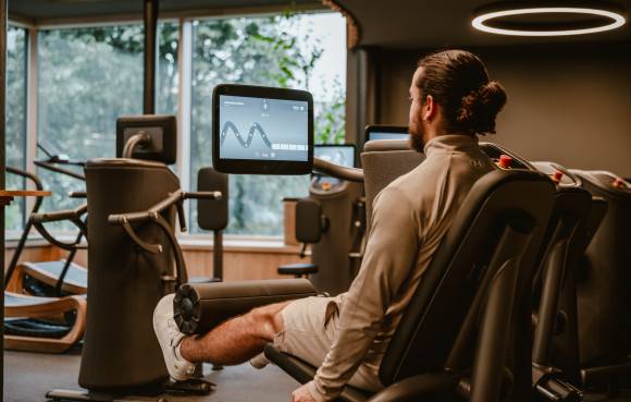 Mann trainiert mit E-Gym Trainingssystem im Aktivhotel Bergkristall