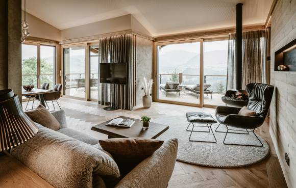 Wohnbereich der Penthouse Suite Gipfelstürmer im Hotel Bergkristall