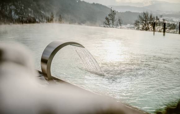 Wasserstrahl im Infinitypool