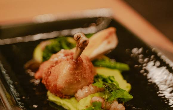 Hähnchen auf Erbsenpüree