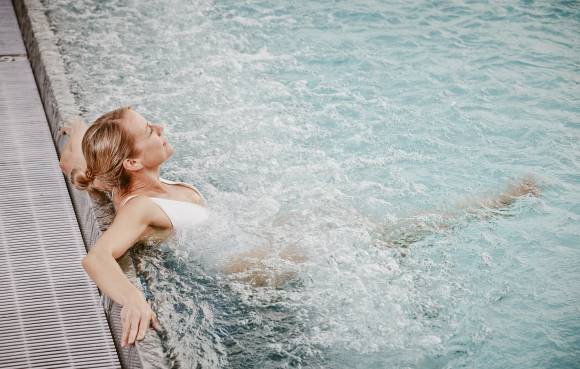 Frau entspannt in Whirlpool
