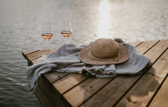 Sonnenuntergang am Bergsee mit Wein