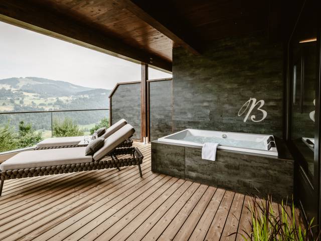 Whirlwanne auf Terrasse in SPA Suite