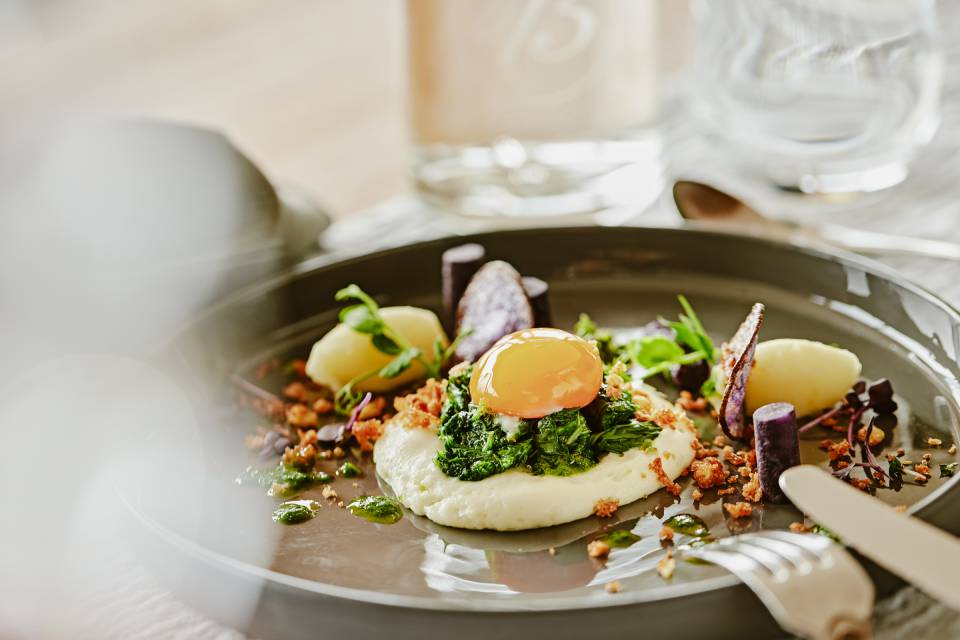 Hauptgericht mit Griesklößchen, Spinat und Ei
