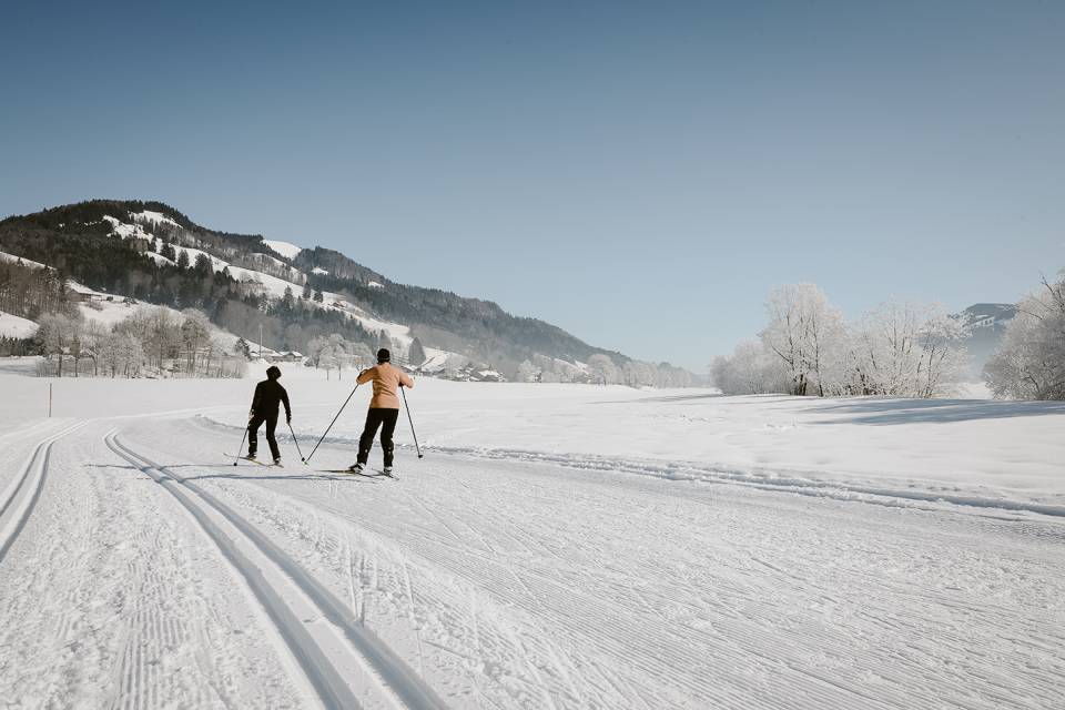 Paar bei Langlaufen im Allgäu